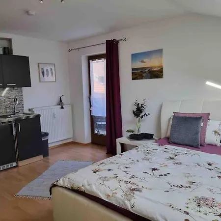 Modernes 1 Zi. Fuer 2 Personen Mit Balkon Apartman